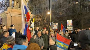 Demonstranten mit Fahnen in Serbien.