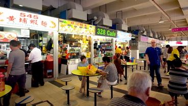 Markthalle in Singapur mit Besuchern