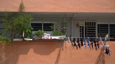 Bild: SWR Haus Fassade, Balkon und Wäscheleine