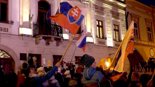 Menschen schwenken die slowakische Fahne