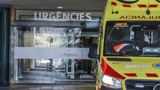  Ein Rettungswagen steht vor der Notaufnahme des Universitätskrankenhauses Son Espases in Palma.