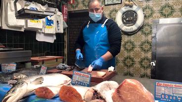 Bild: NDR Ein Fischhändler hinter seiner Theke