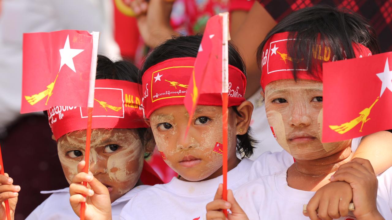 Festlich geschmueckt warten die Kinder auf Aung San Suu Kyi.