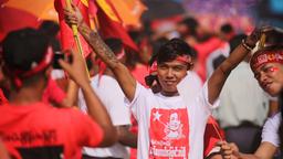 Zehntausende sind zur großen Wahlparty nach Yangon gekommen.