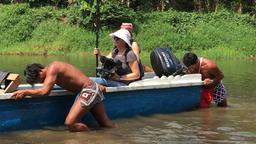 Weil die neuen Schleusen des größeren Panama-Kanals gerade erst testweise geflutet wurden, ist der Wasserstand extrem niedrig. An den seichten Stellen ist jeder Meter Schwerstarbeit.