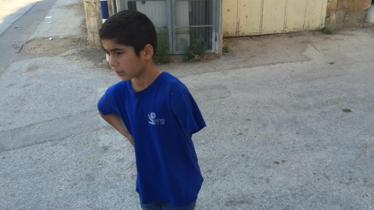 Der palästinensische Junge Yussuf ist neun Jahre alt und lebt im Zentrum von Hebron im Westjordanland. Er hat einen Geburtsfehler und daher nur einen Arm. 