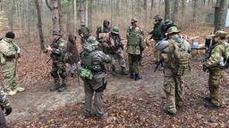 Die Männer der Southeast Michigan Volonteer Militia bei ihrer monatlichen Wehrübung im Wald.