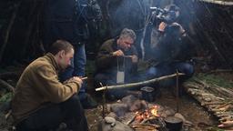 Die Teilnehmer Mirek und Rafal versuchen, etwas über dem Holzfeuer zu kochen. Nicht gerade leicht, wenn man einen elektrischen Herd gewohnt ist. 