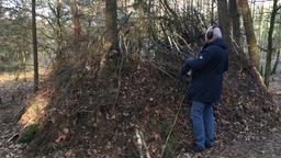 Für den Tonmann des ARD-Teams war in der selbst gebauten Hütte während des Interviews kein Platz mehr. Also angelt er den Ton von außen. 