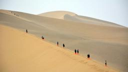 Wir sind mittlerweile in der alten Oasenstadt Dunhuang angekommen. Klasse Wüstenlandschaft, viele Touristen. Fast alle tragen diese knallige Sandboots. Barfuß ginge zur Not auch noch, momentan hat es hier nur etwas über 20 Grad.