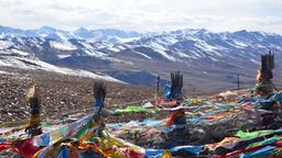 Im Hochgebirge treffen wir auf die bunten Gebetsbänder der Tibeter.