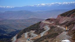 3700 Meter hoch sind hier die Berge. Wohin wir gucken, starke Blicke. Dies ist auf dem Weg nach Zhangye in der Provinz-Gansu.