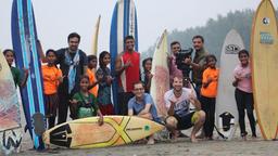 Teamfoto : Die mutigen Surferinnen von Cox’s Bazar
