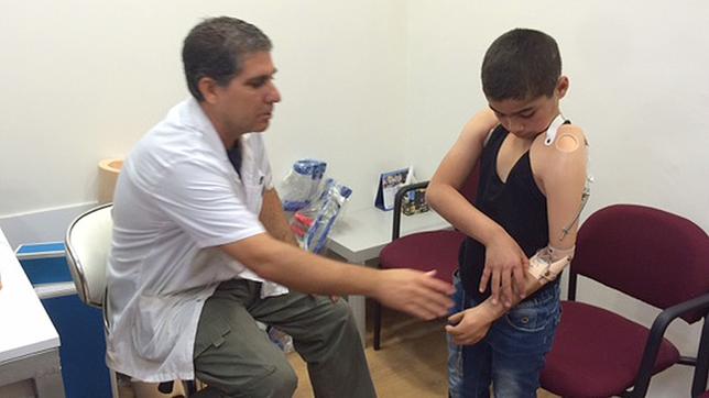 Im Tal Shomer Krankenhaus in Tel Aviv passt der israelische Orthopäde Yaron Dozetas die Prothese für Yussuf an.