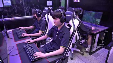 Mehrere junge Männer spielen an Computer Videospiel
