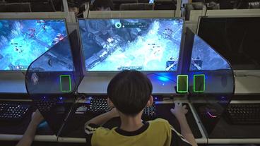 Junger Mann spielt an Computer Videospiel