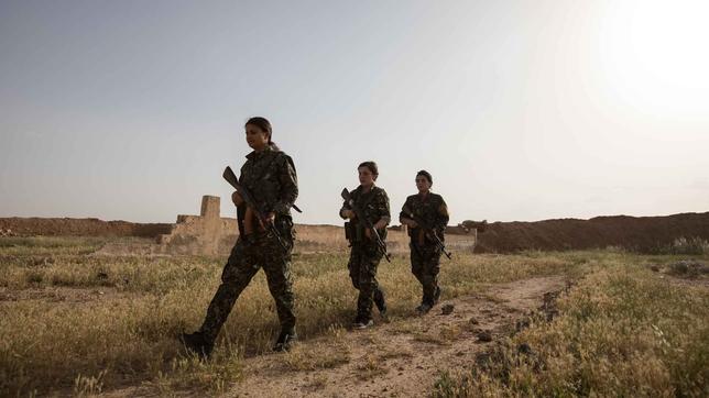 Junge Frauen der YPG marschieren im Gelände 