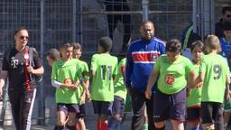 Trainer mit jungen Fußballspielern