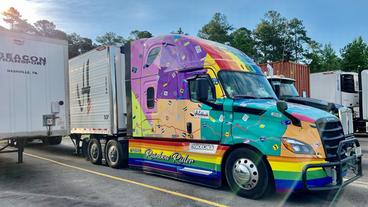 Truck in Regenbogenfarben