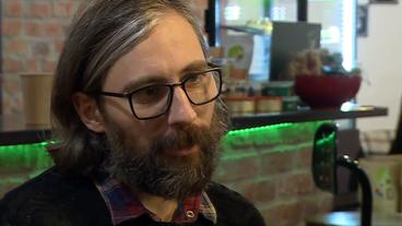 Bild: NDR Lokaljournalist Alexej Ladyka im Interview.