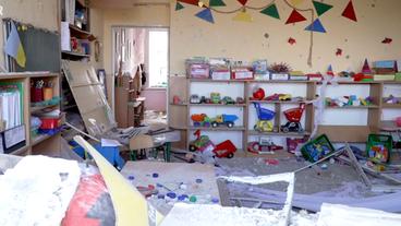 Zerstörter Innenraum eines Kindergartens.