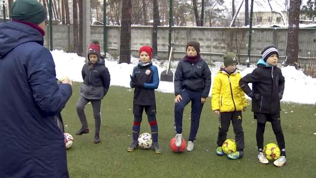 Kinder stehen während des Fußballtrainings nebeneinander