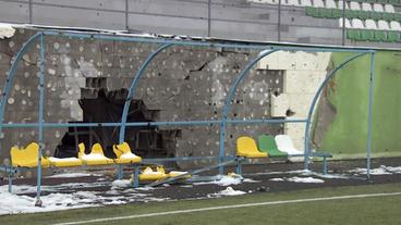 Bild: NDR Einschschusslöcher an einem Fußballstadion.