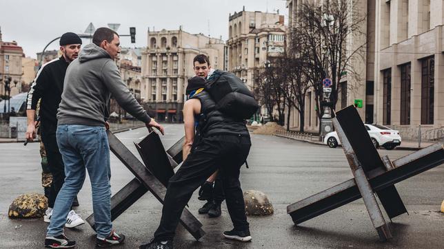 Bild: picture alliance/dpa/EUROPA PRESS | Diego Herrera Junge Menschen verbarrikadieren den Maidan-Platz in Kiew