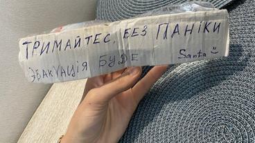 Pappe mit einer Nachricht in ukrainischer Sprache.