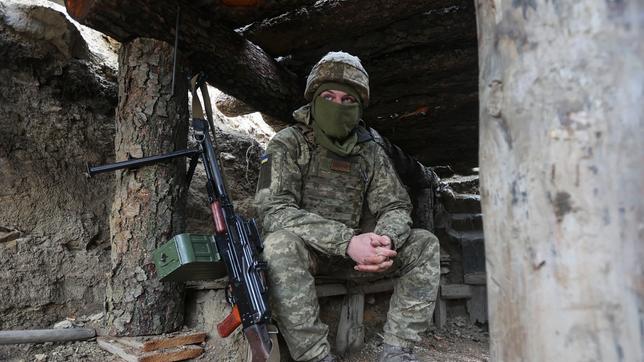 Ein ukrainischer Soldat sitzt in einem Graben an der Trennlinie zu prorussischen Rebellen.