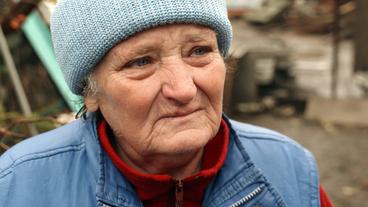 Eine ältere Frau mit Tränen in den Augen.