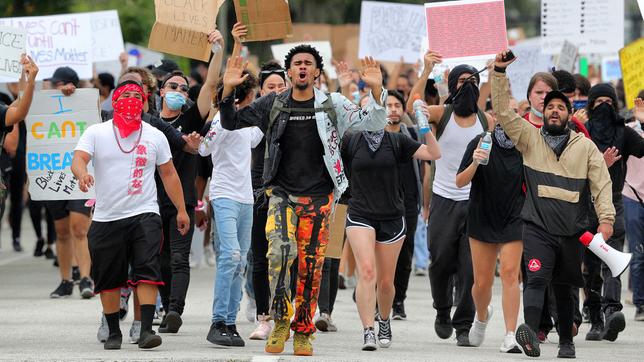 Demonstranten in Oralando protestieren gegen die Polizeigewalt.