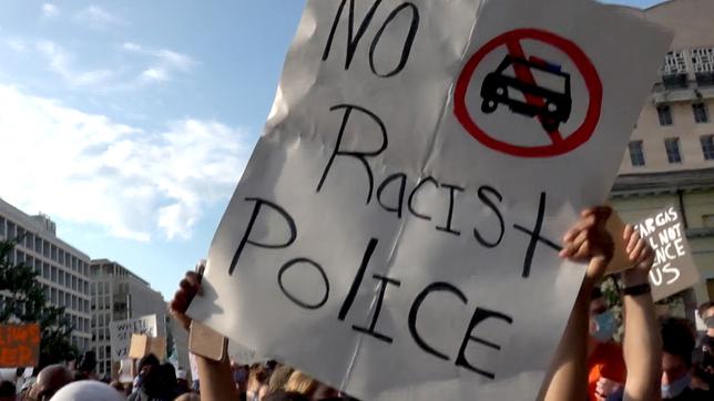 Plakat mit der englische Aufschrift: Keine rassistische Polizei.