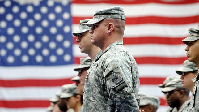 US-Soldaten stehen vor der amerikanischen Nationalflagge