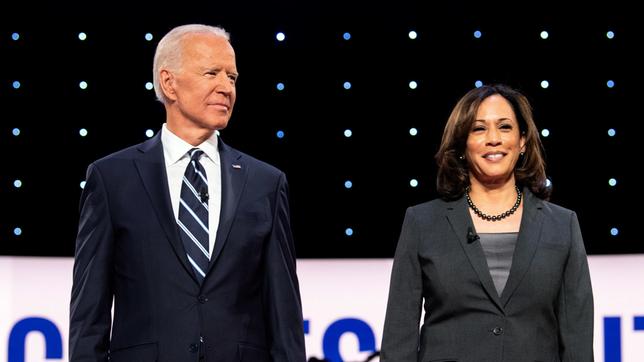Joe Biden und Kamala Harris stehen nebeneinander auf einer Bühne.