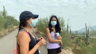 Bild: NDR Zwei junge Frauen mit Masken unterhalten sich.