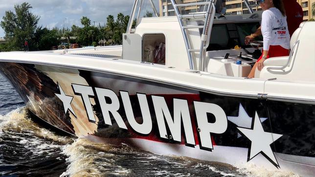 Motorboot mit der Aufschrift "Trump"