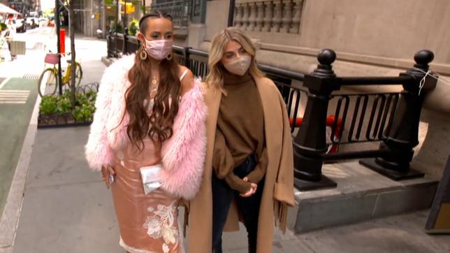 Zwei Frauen stehen in New York auf einem Bürgersteig.