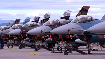 F16 Kampfjets sehen nebeneinander