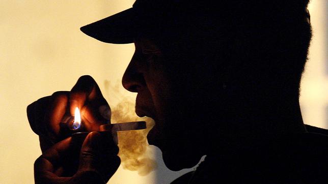 Ein Mann raucht Marihuana in einem Cannabis Café in Portland.