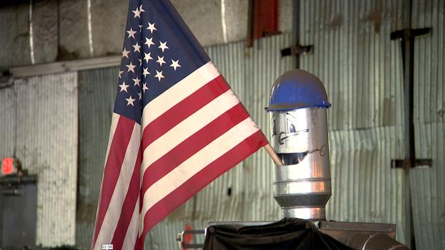 In einem Metallmännchen steckt eine US-Flagge