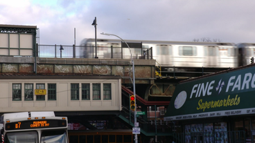 Strasse in New York mit Bus und U-Bahn auf Brücke