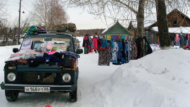 Arbeiter einer Eisenerz-Fabrik im Ural protestieren gegen drohende Entlassungen.