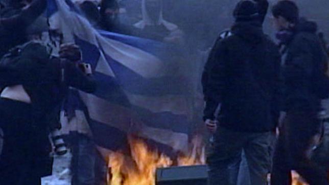 Brennende griechische Fahne