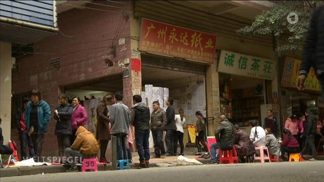 Chinesische Arbeiter warten