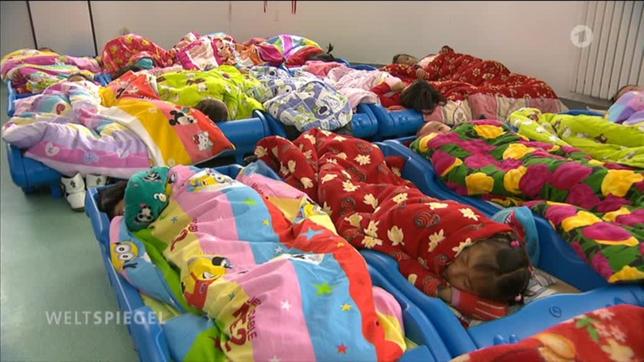 Chinesische Kinder beim Mittagsschlaf