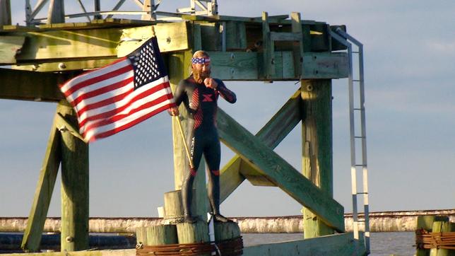 Chris Ring, schwamm 6 Monate, bis zu 30 km täglich von der Quelle in Minnesota bis zur Mündung im Golf von Mexiko um für eine Veteranen-Organisation Spenden zu sammeln. Hier am Zielpunkt, Milemarker 0, an der Mündung.