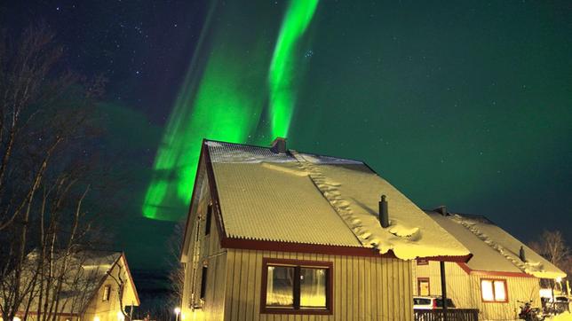 Im Winterhalbjahr flimmert "Aurora Borealis", das Polarlicht, nachts über den Horizont.