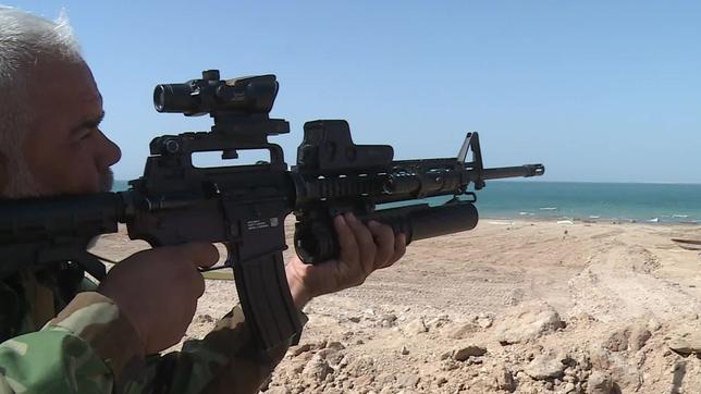 Mann mit einem Maschinengewehr im Irak