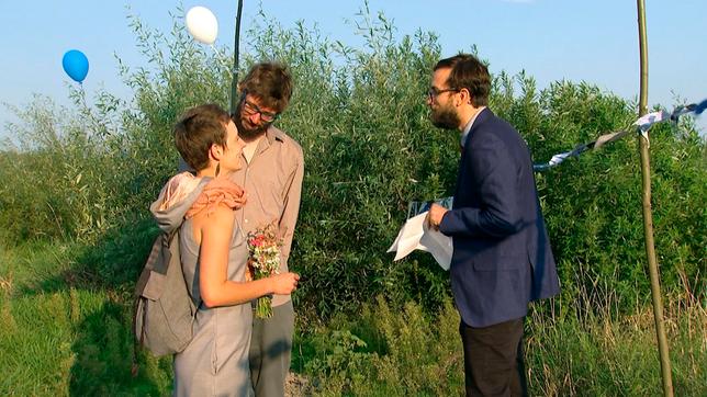 Nach der formellen Eheschließung im Standesamt geben sich Grzegorz und Zosia einfach am wilden Weichsel-Ufer noch einmal das Ja-Wort.